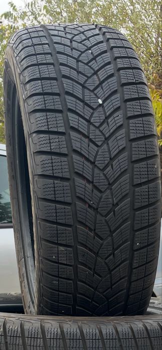 235 55 18 Googyear ULTRAgrip зимни