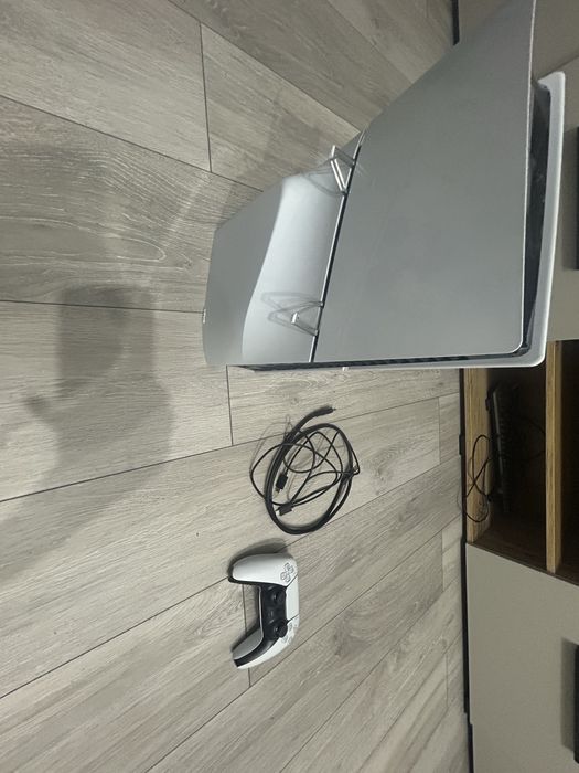 Vand PS5 ca nou + FIFA 25 disk ori schimb cu pc gaming