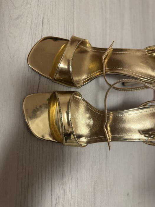 Златни сандали Mango