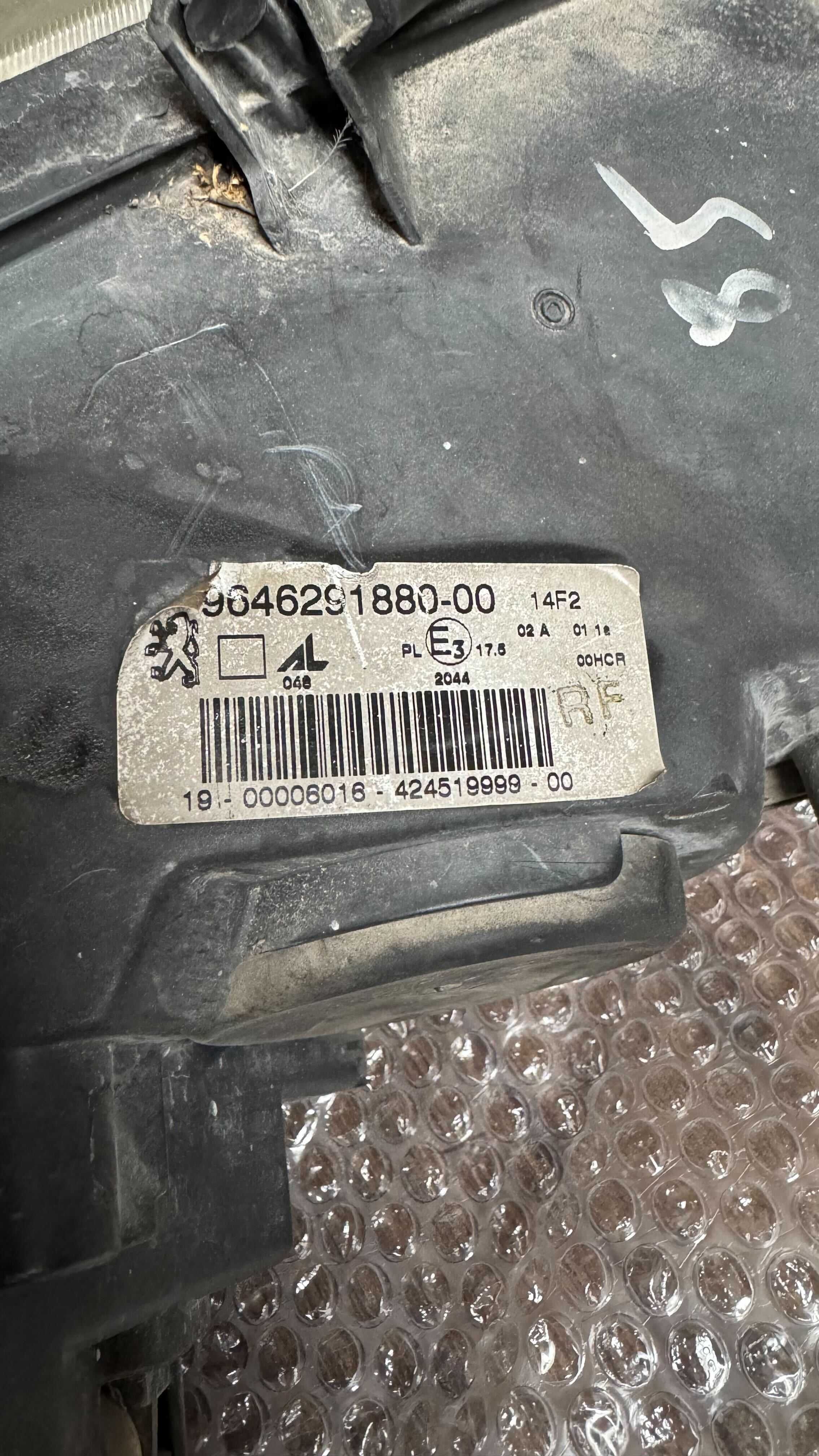 Продавам фарове за пежо 307