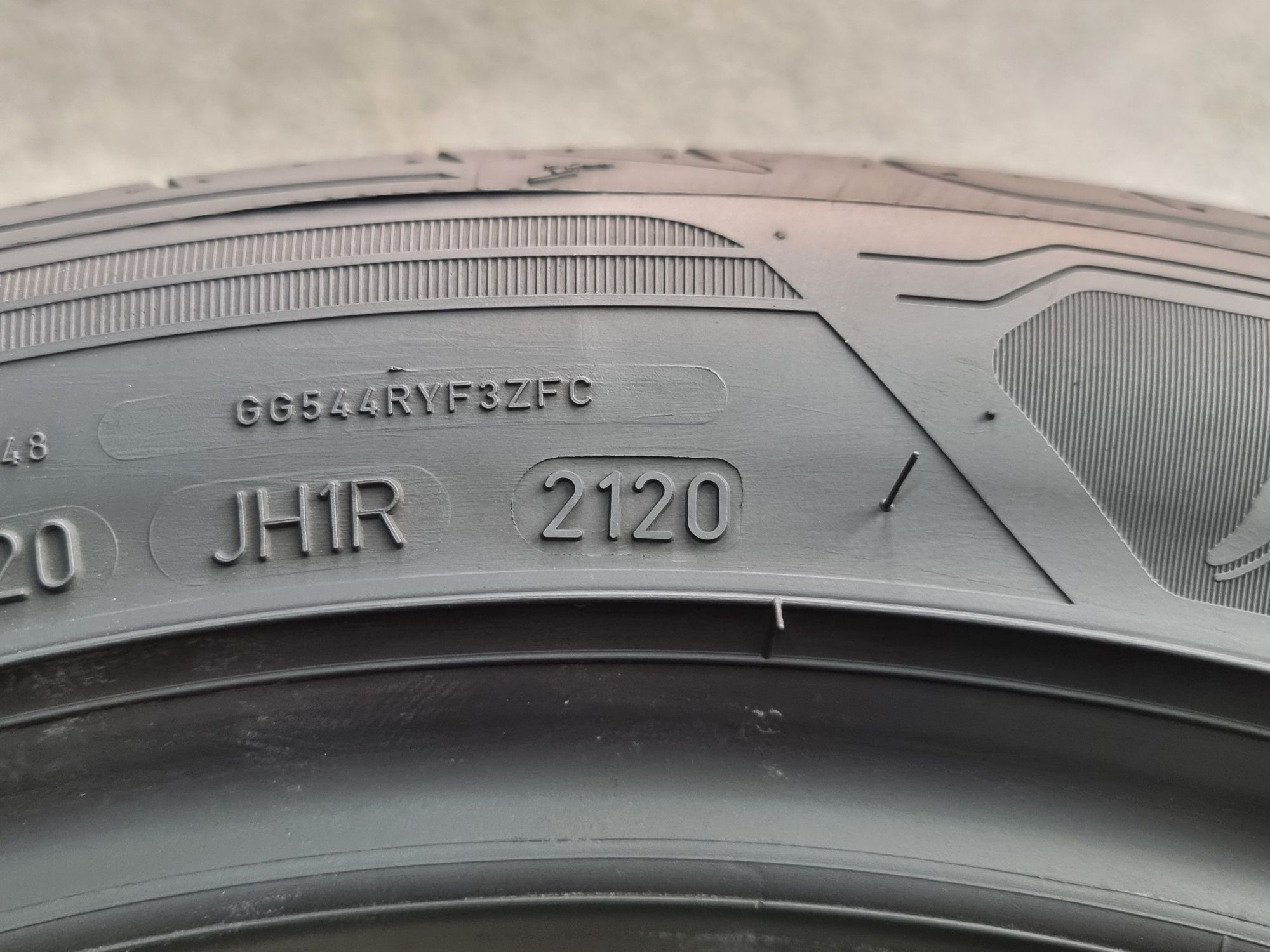 275/40/18 Goodyear 2Броя: 190лв 5.5мм