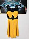 Rochie elegantă galbenă cu dantelă neagră, mărimea 38