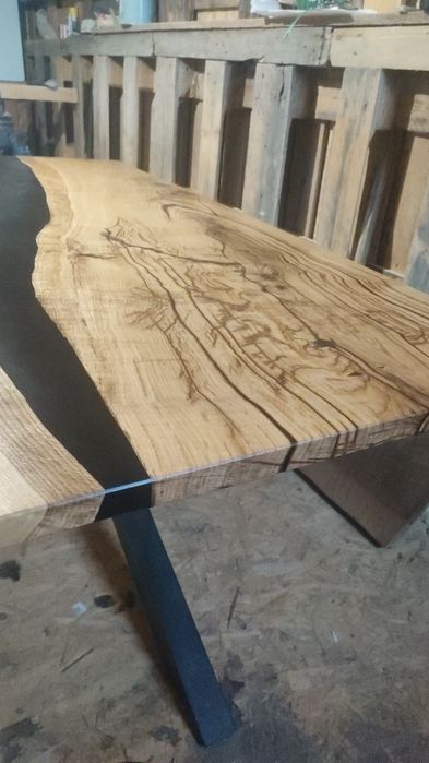 Masa dining stejar masiv si rasina epoxidica