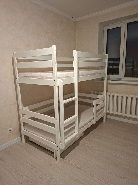 Продам детский двух яросную кровать с матросом есть ящики для вещей