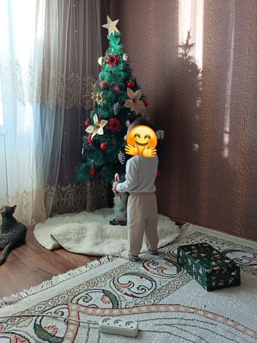 Продам ёлку с тремя расцветками украшений 1,5 метра)