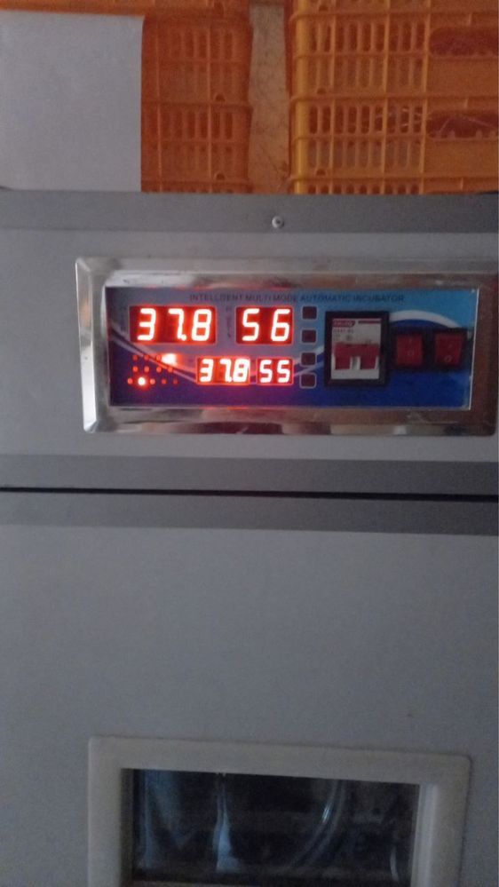 Продаётся  Инкубатор 1056