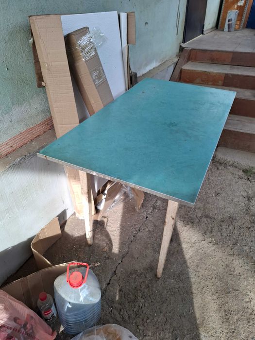 Отдам кухонный стол