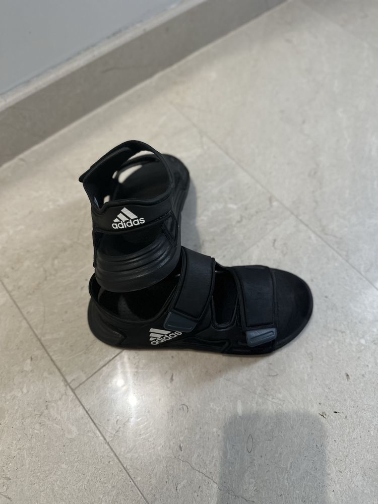 Детски ботуши на Decatlon и сандали Adidas