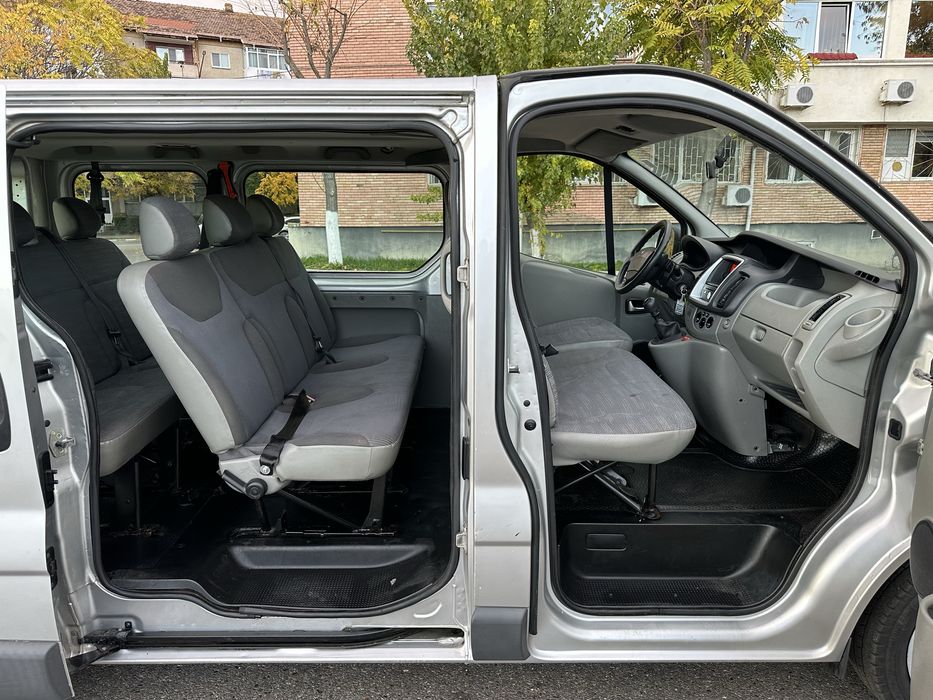 Renault Trafic 2.0 dCi Euro 5 cu 8+1 locuri