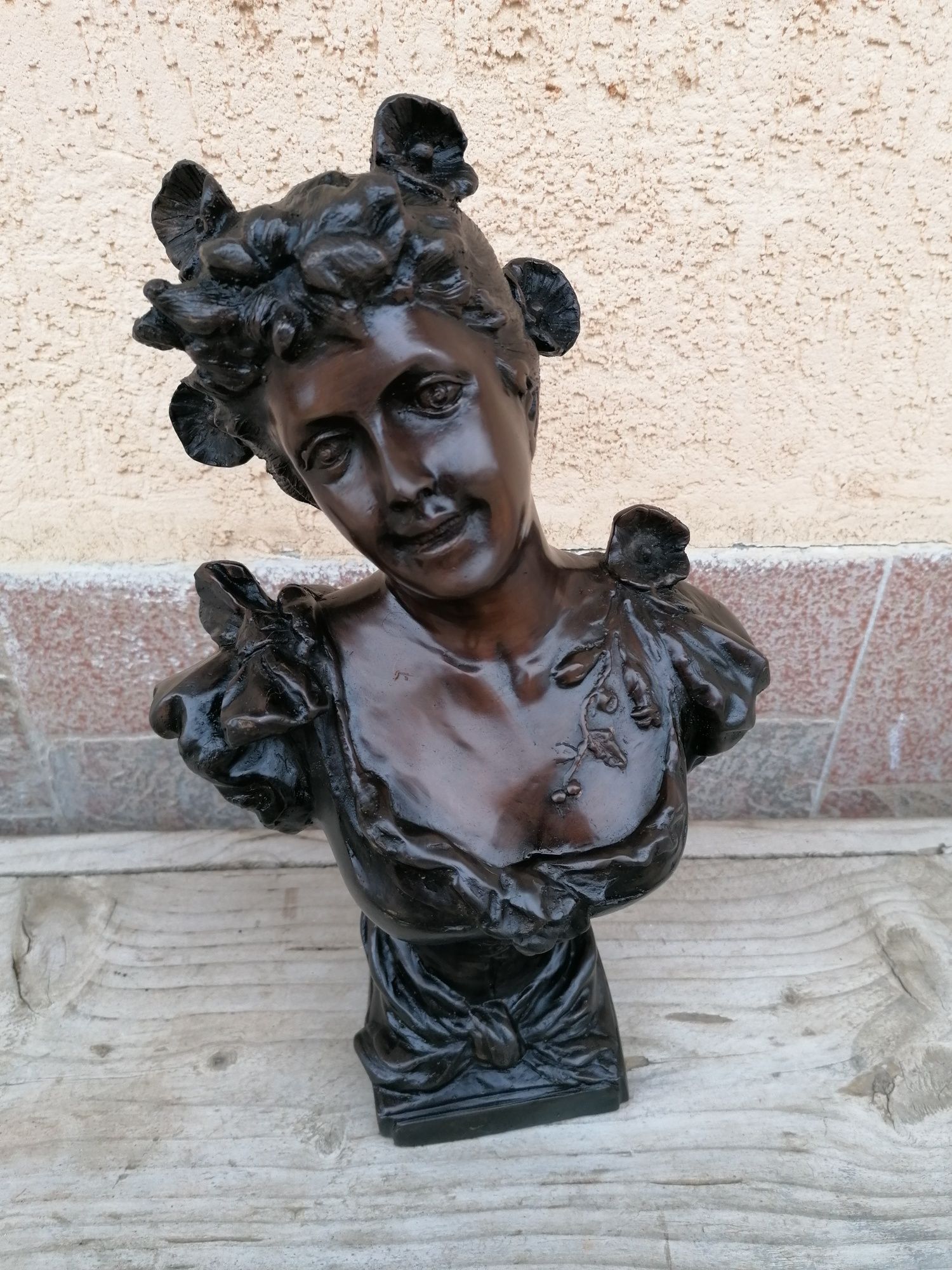 Statueta veche din bronz semnata J. Daste