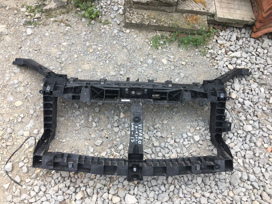 Предна броня и Ляв фар за Opel Vivaro Hella 2014-2019