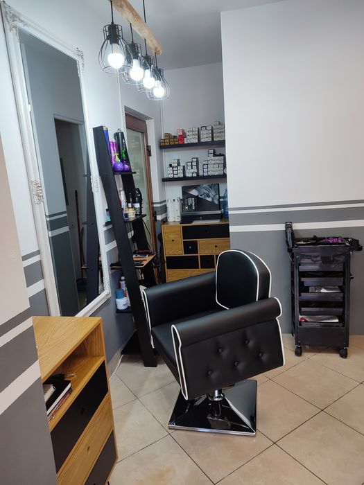 Închiriez scaun frizer part/time singur în salon