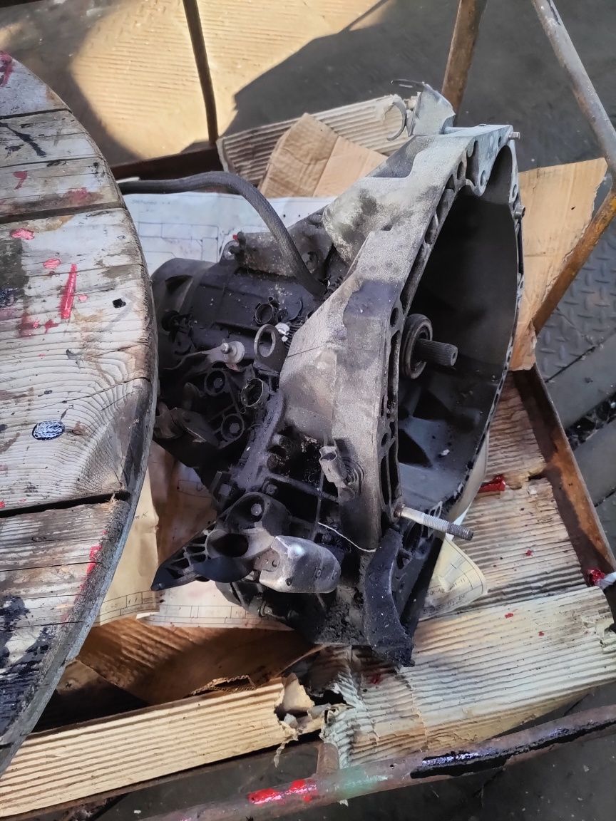 Cutie pentru motor 1.5 e4 logan + alte piese.