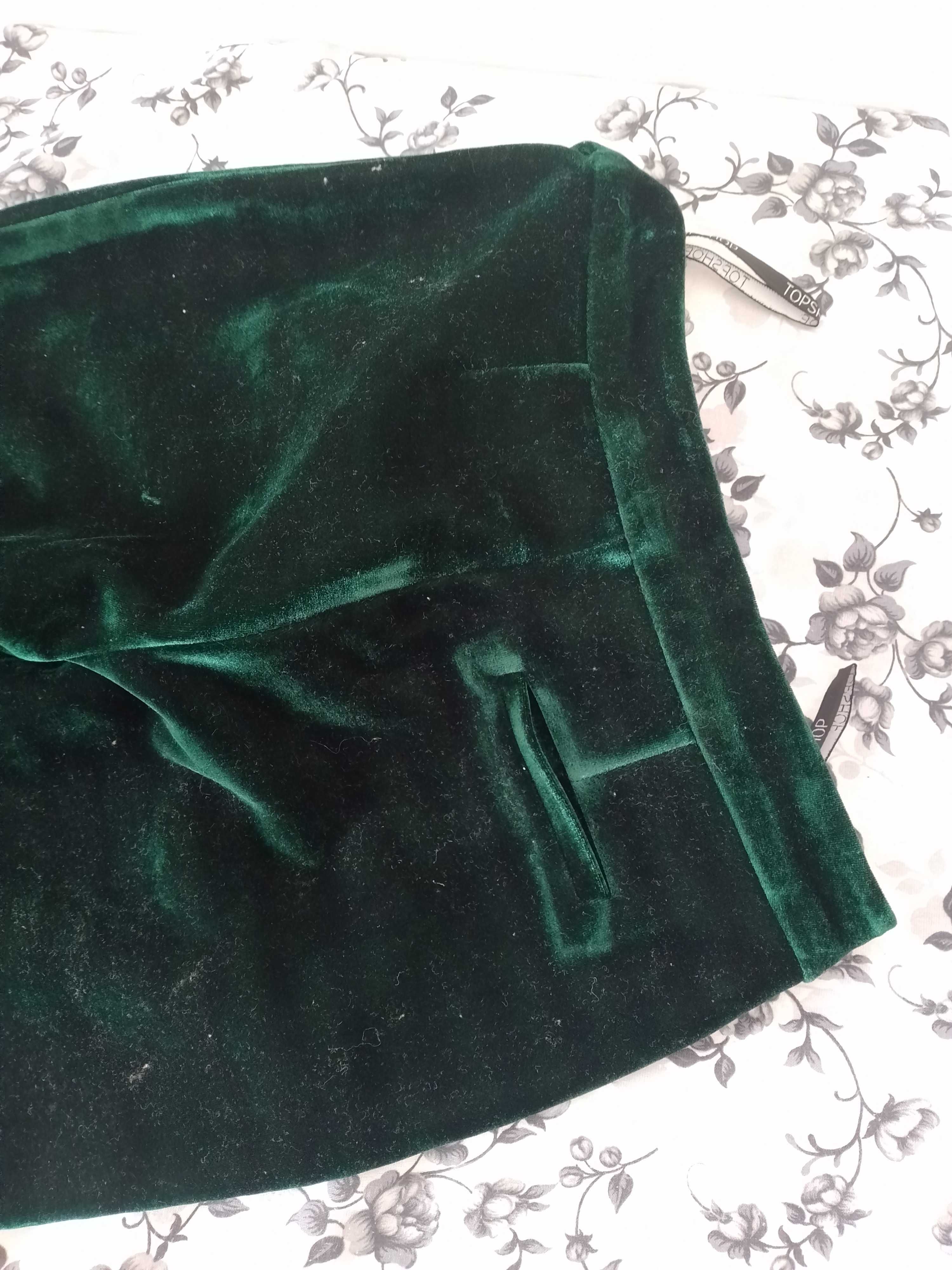 Pantaloni din catifea , nepurtati , verde frumos