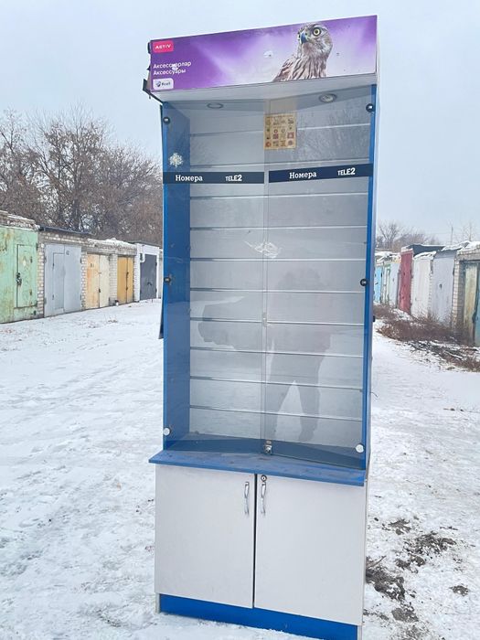 3 шкафа- витрины и стол