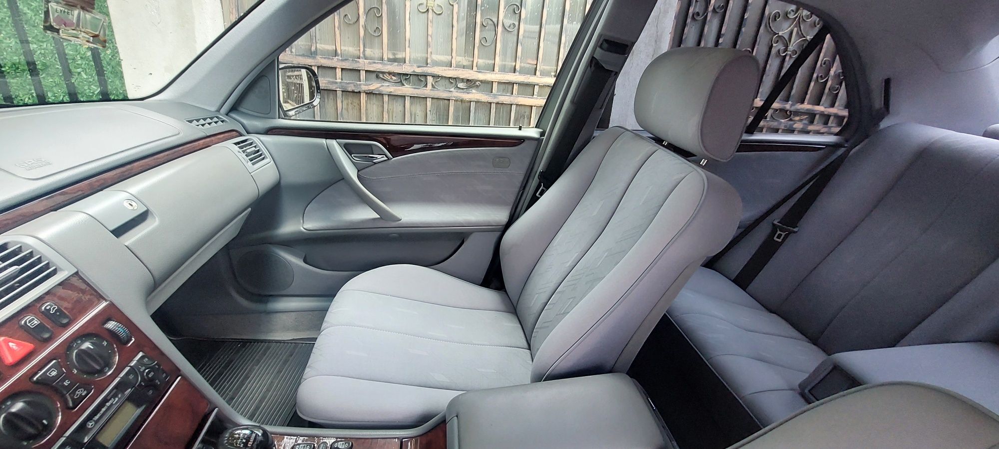 Vând Mercedes w210