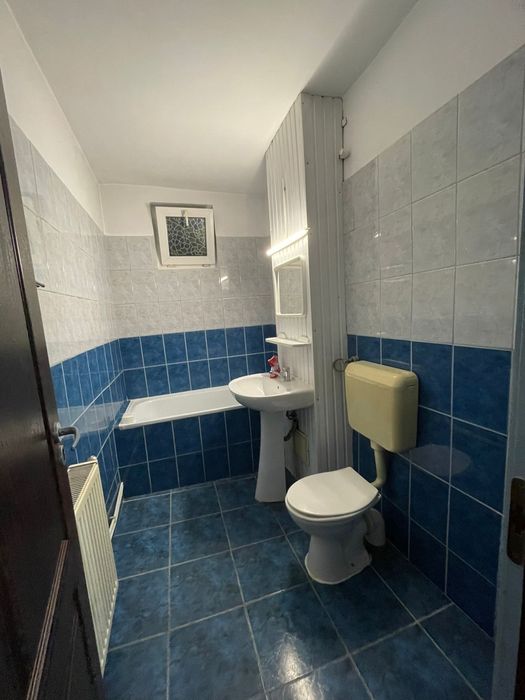 Închiriez apartament 3 camere zona piata Bistrița