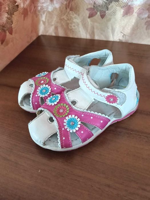 Сандалии на мальчика 21-22 размера и босоножки на девочку 25 размера