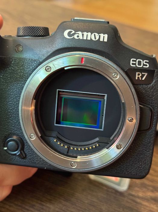 Canon EOS R7 (body cu 14k cadre) + accesorii