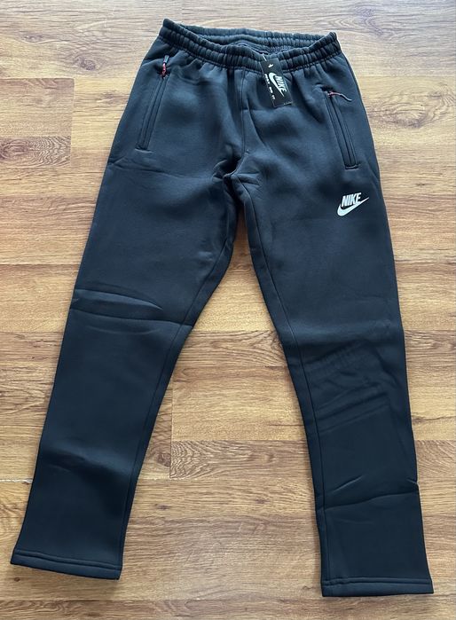 Мъжко,ватирано,черно долнище Nike с ципове на джобовете