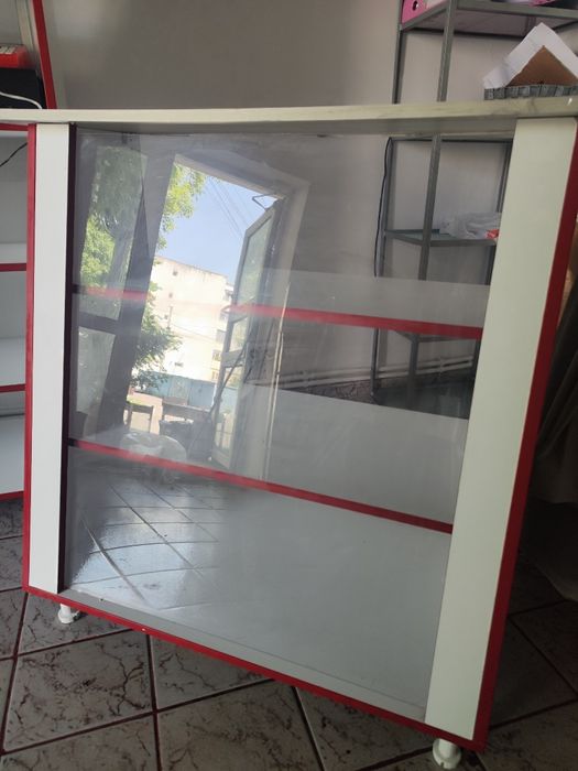 Vând vitrină pentru magazin