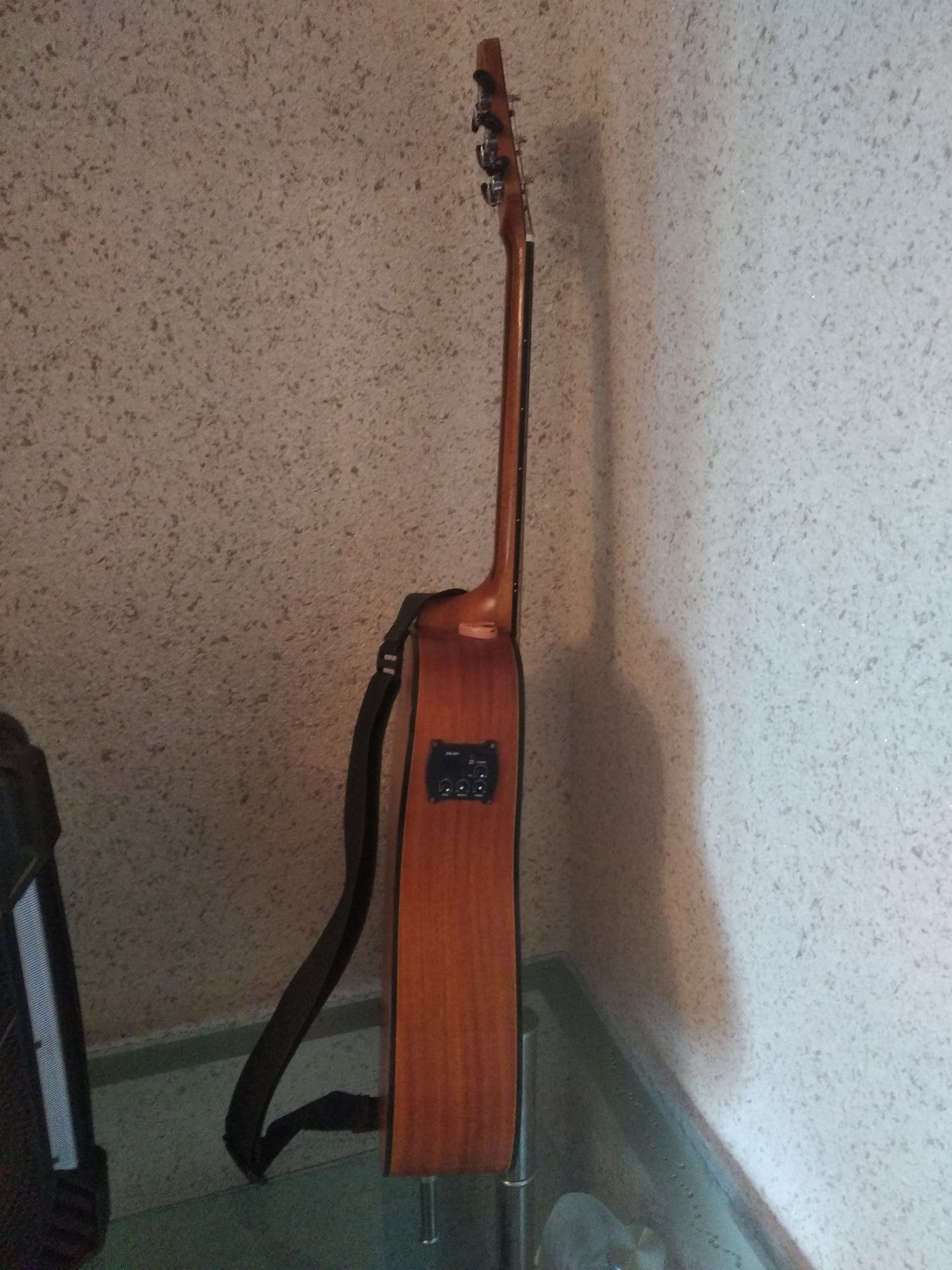 Akustik gitara holati a'lo darajada