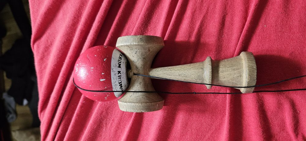 Kendama krom pop rosie semnata de xremus si de dani