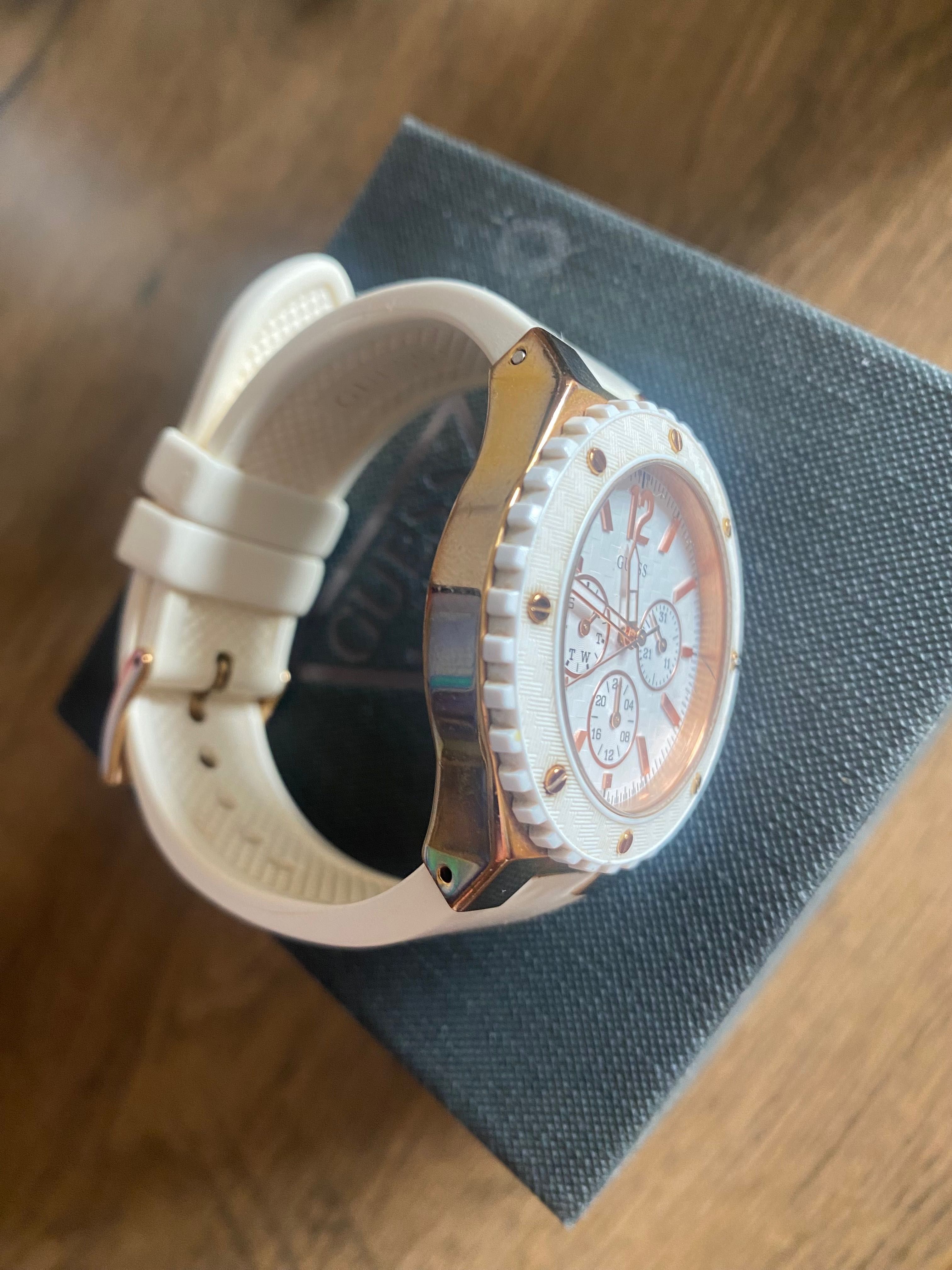 Дамски часовник Guess с розово злато