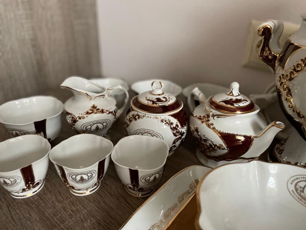 порцеланов сервиз за чай със самовар