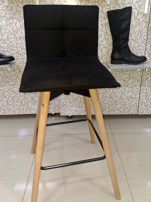 Стул высокий отлично подойдёт для бара с высокой стойкой . Срочно, тор