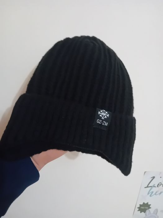 Fes care acoperă urechile pe negru