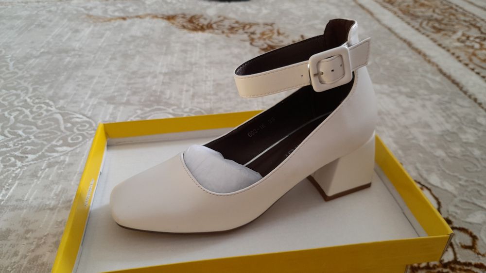 Продам белые туфли