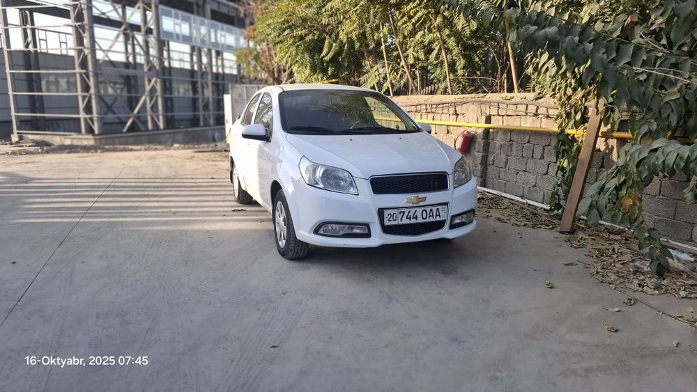 Mashina sotiladi Nexia3