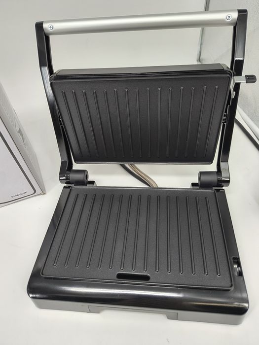 Чисто нова контакт грил скара BLACK DECKER 1000w 23×15cm