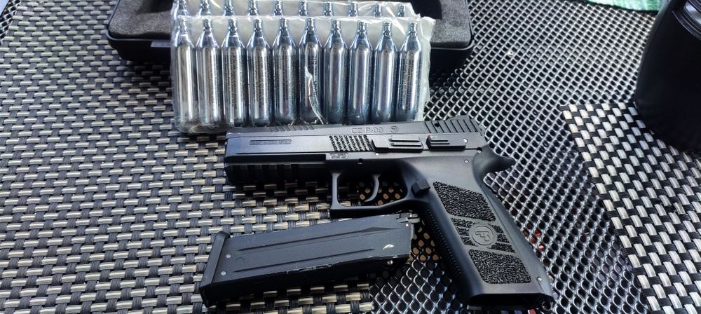 Pistol airsoft CZ P-09 – funcționează pe gaz & CO2 + 50 capsule Umarex