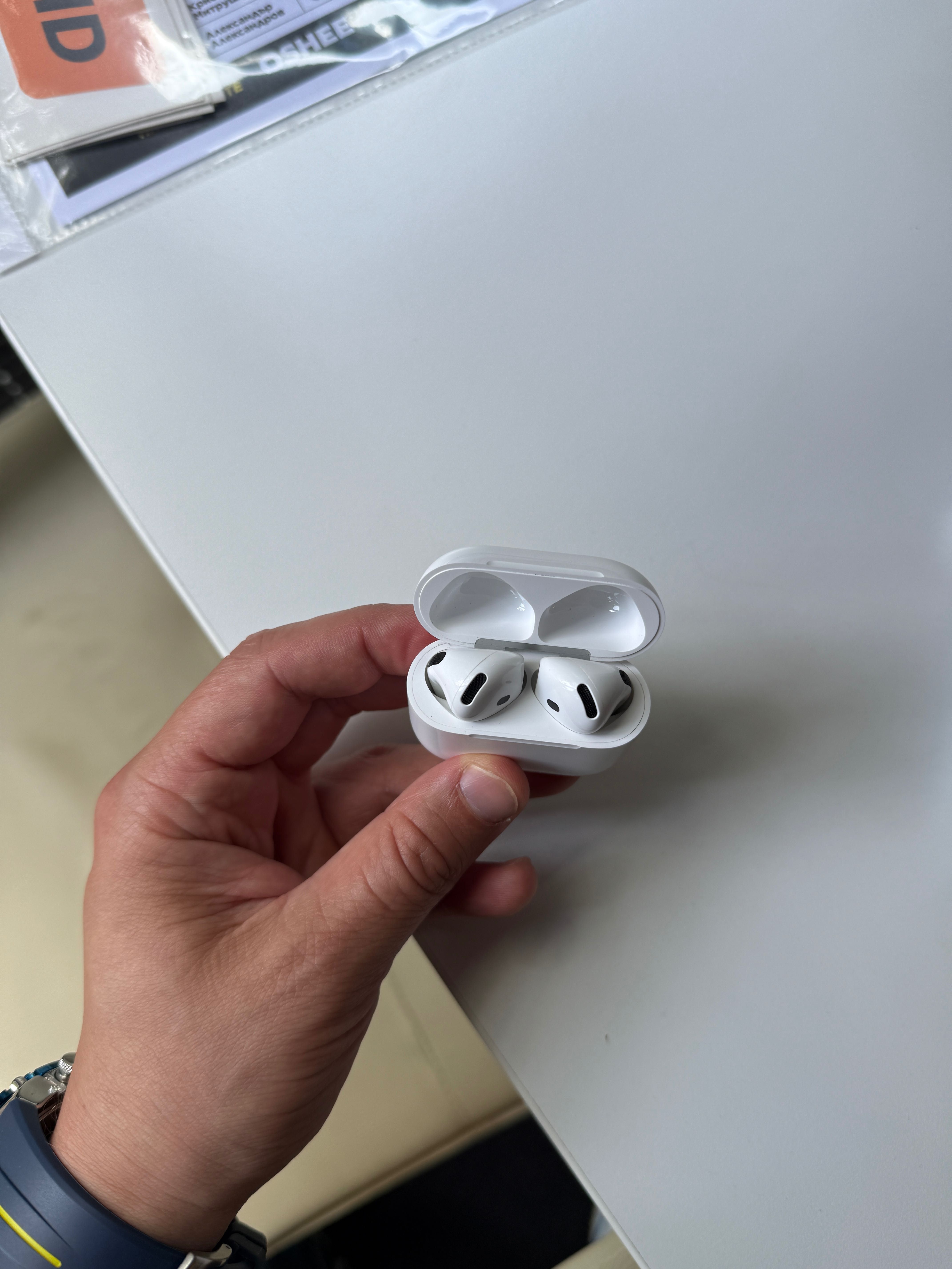 AirPods 4 чисто нови