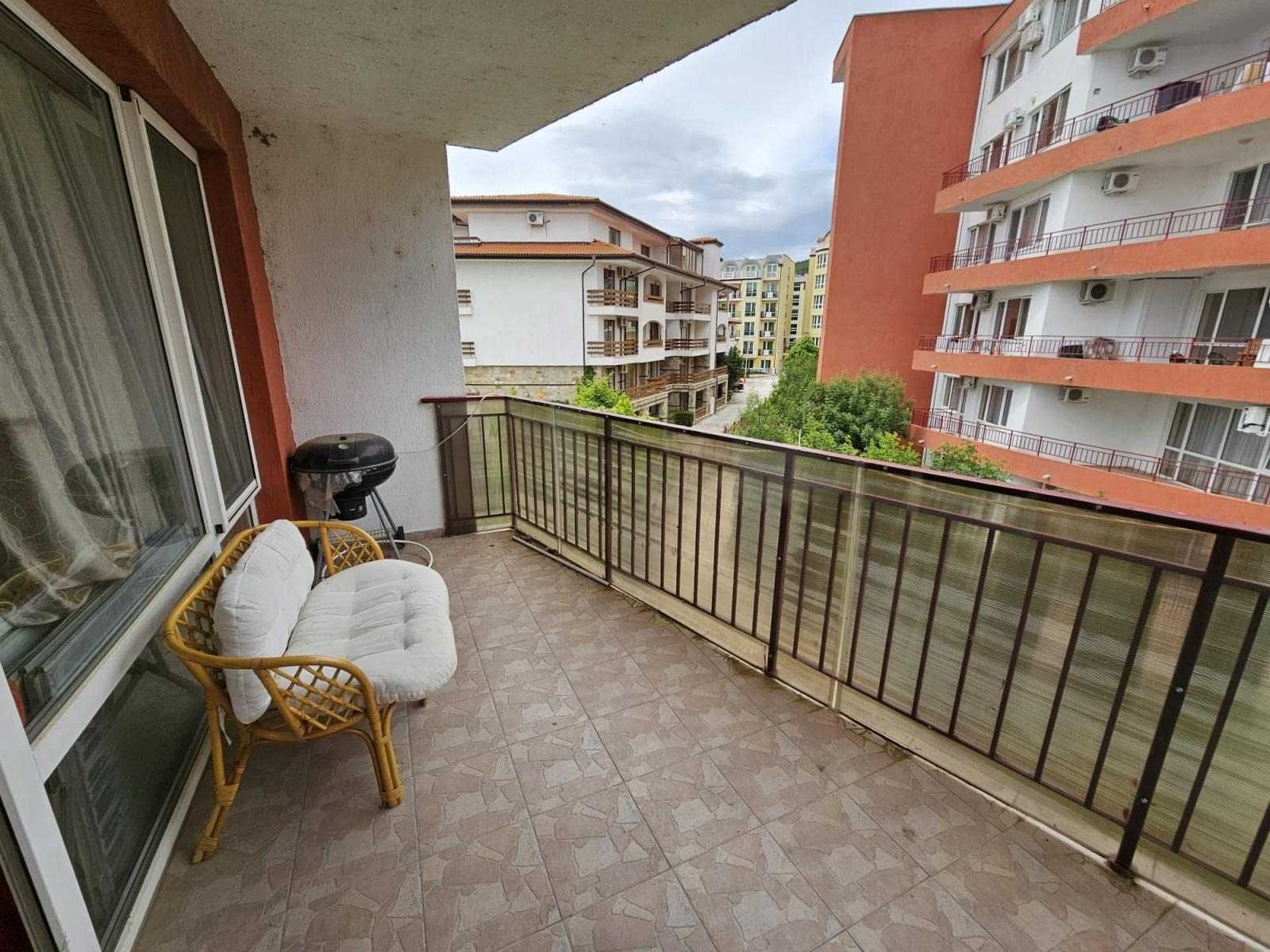 Просторен двустаен апартамент в к-с Privilege Fort Beach, Първа линия