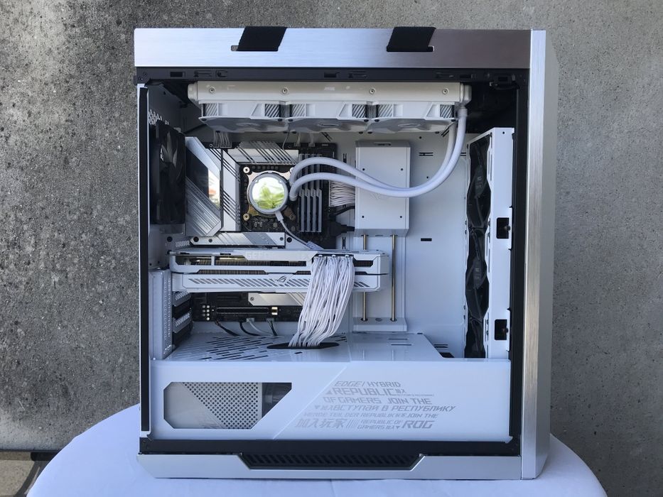 ASUS ROG STRIX HELIOS White Edition кутия за компютър