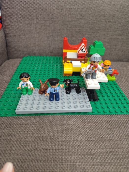 Лего Дупло плоча и частите към нея