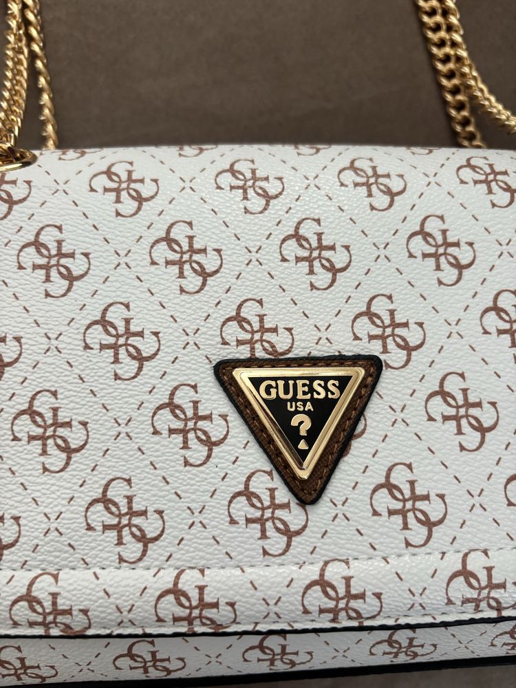 Guess дамска чанта - стилна и нежна