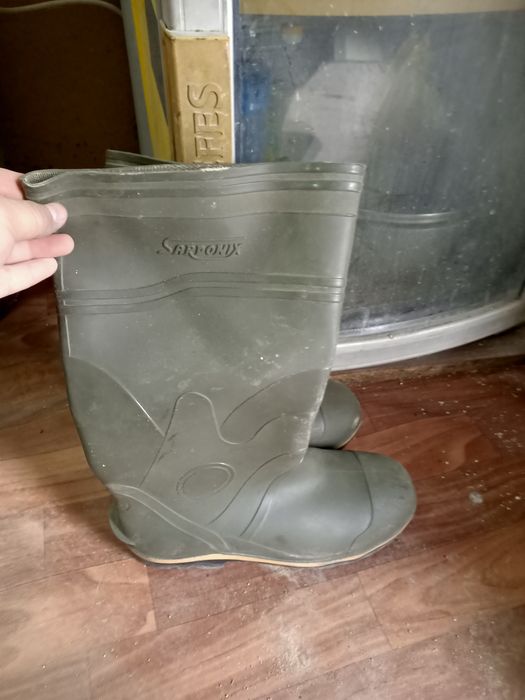 Продам резиновые ботинки