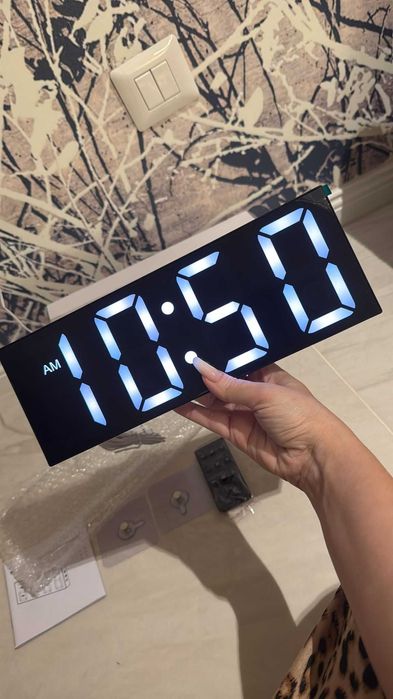 Ceas de perete digital