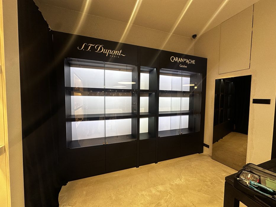 Висок клас модулна витрина с LED –– 1200 лв.