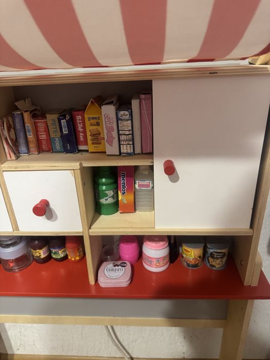 Дървен магазин с аксесоари