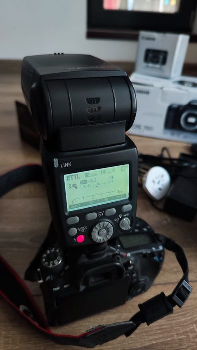 Canon EOS 70D + obiectiv Canon EF 50mm F1.8 STM + BLIȚ Yongnuo