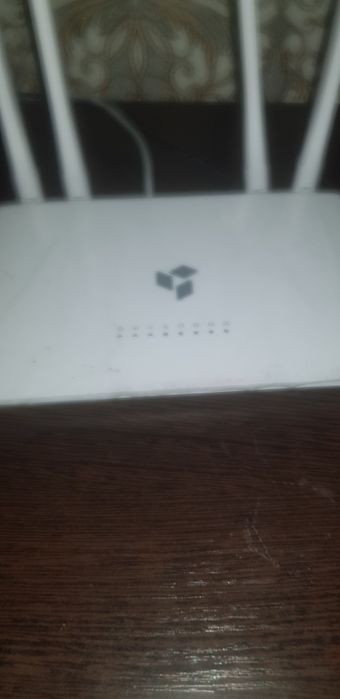 Продам вай фай роутер почти новый коробка все есть