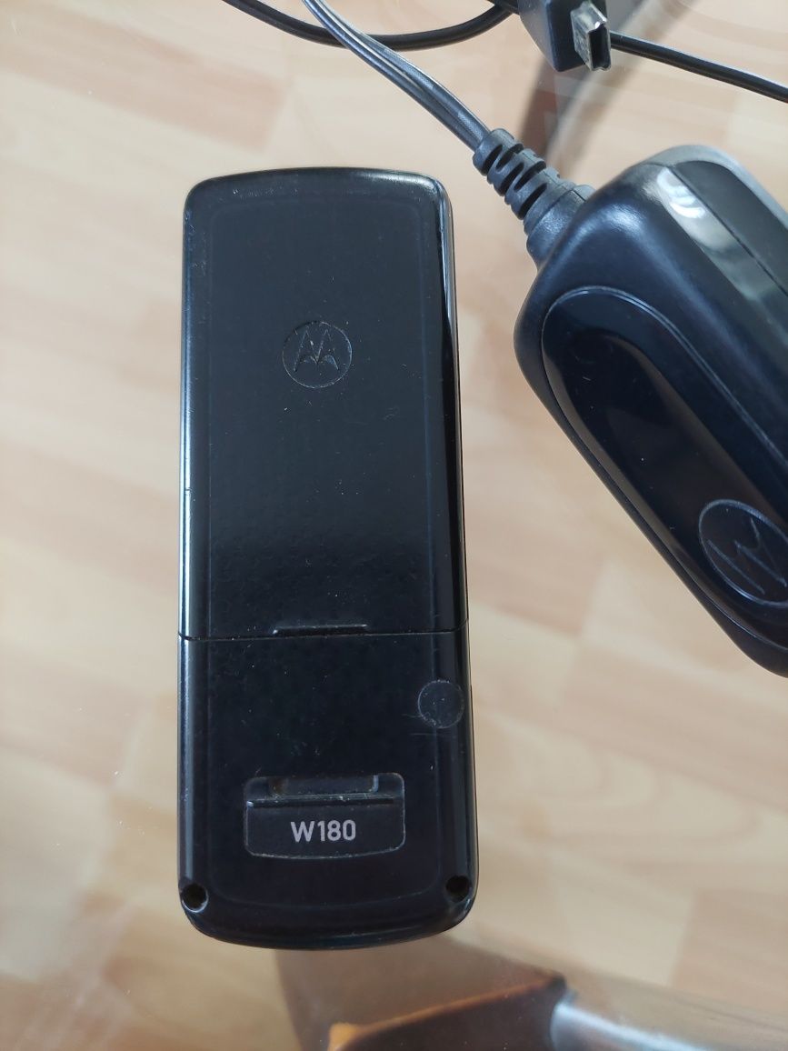 Продавам мобилен телефон Motorola W180.