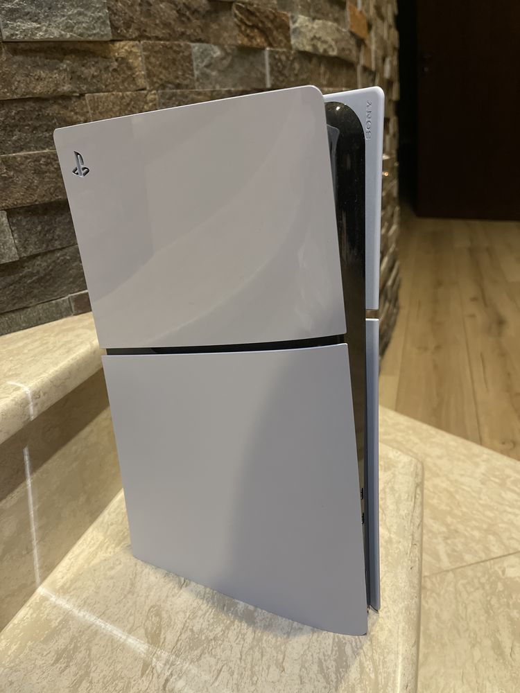 Playstation 5 (ps5) с два джойстика и две игри(GTA5 и (Spider-Man 2)