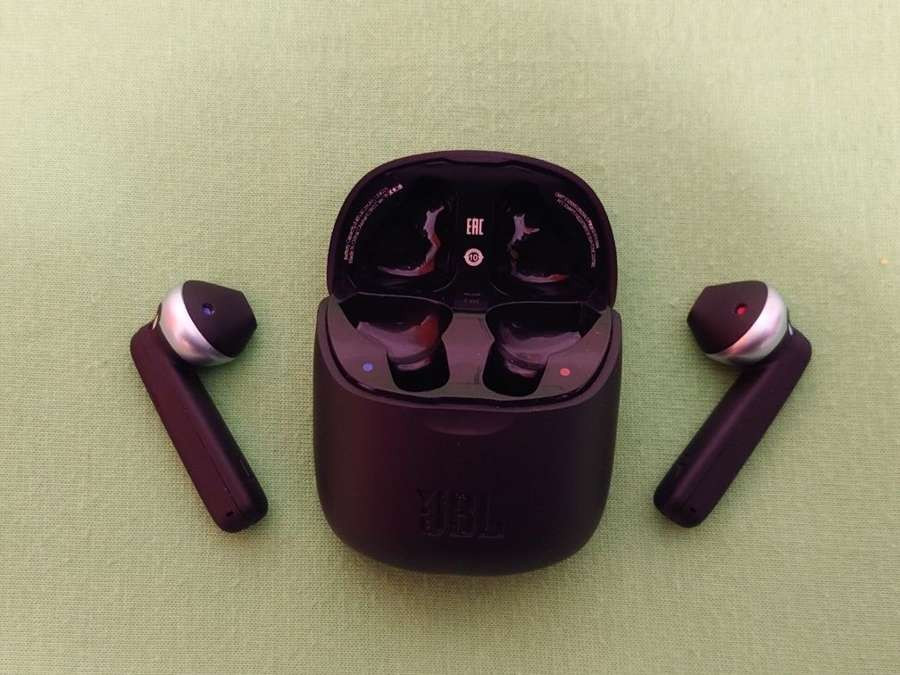 Căști true wireless JBL Tune 220TWS ca noi