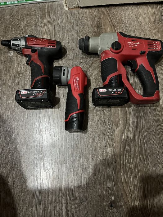 Set Milwaukee de 12 v cu baterii incluse si lanterna